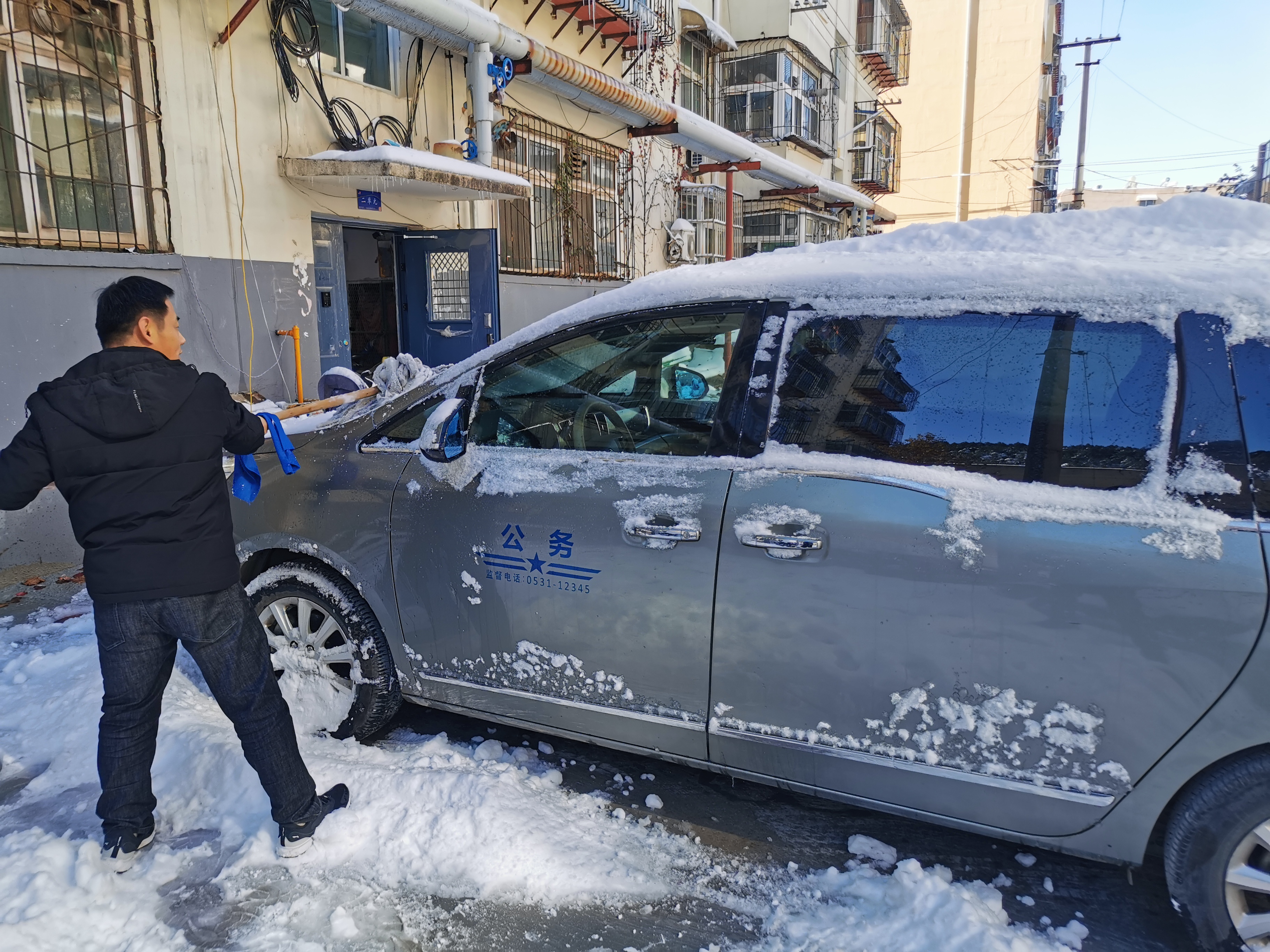 “不畏严寒铲冰雪，团结协作保平安”青年干部积极践行“我为群众办实事”(图6)